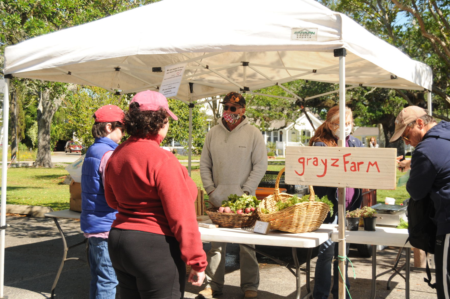 Amid pandemic, farmers’ market offers fresh food to community